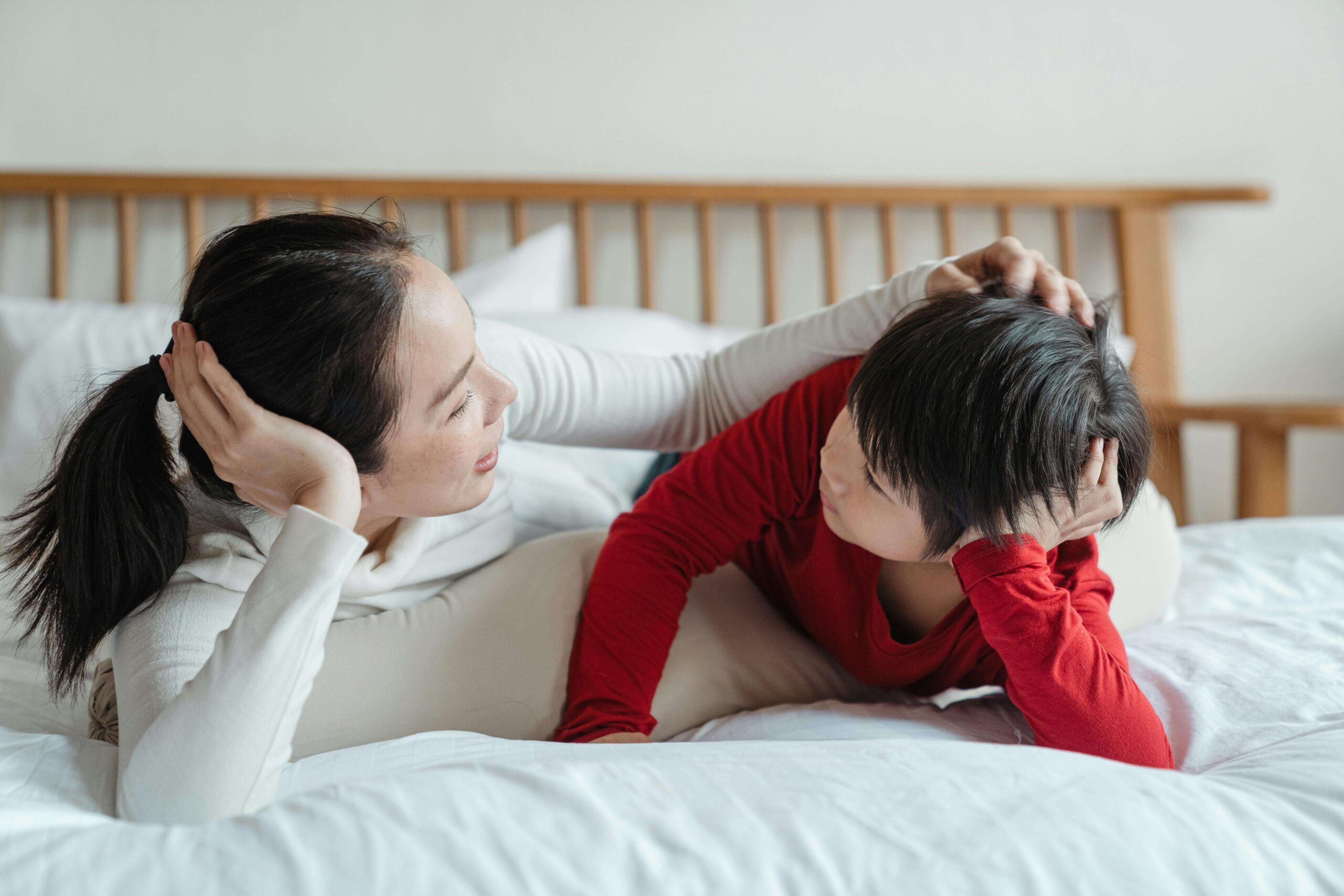 An image of how a parent praise a child.