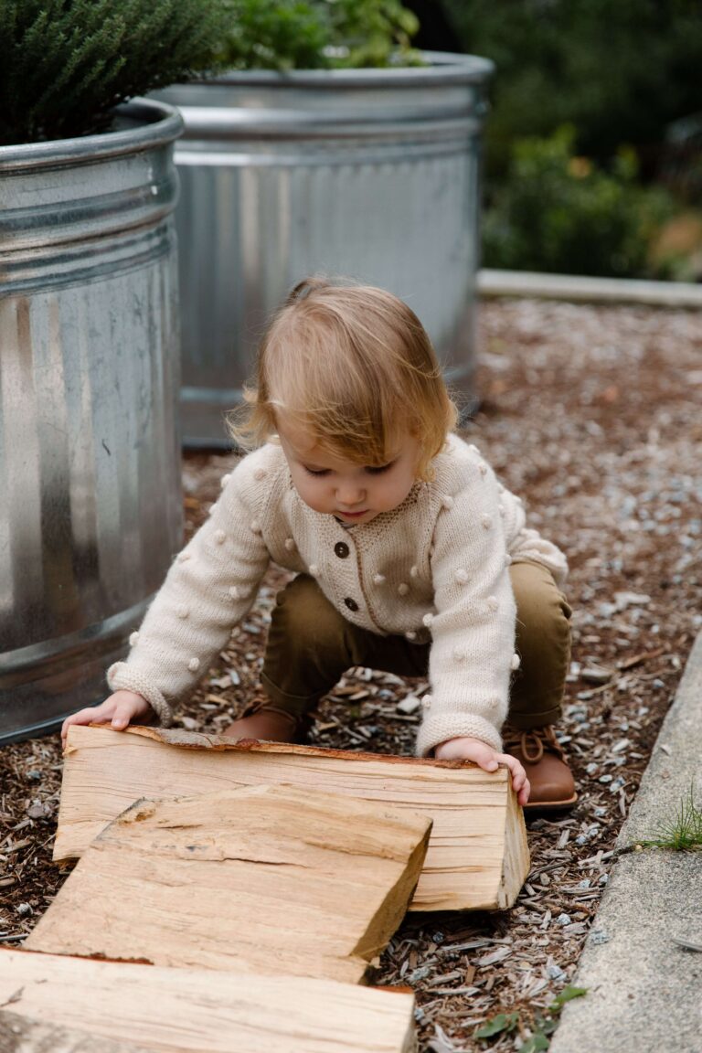 An image of a child who does not give up easily and trying hard.